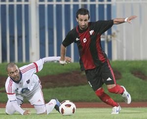 جراح العتيقي ومحمد يوسف في صراع على الكرة	الازرقكوم﻿