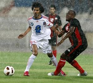 وليد علي ينطلق بالكرة رغم المطر الغزير الذي شهده النهائي امام لاعب خيطان النيجيري ايمانويل	الازرقكوم﻿