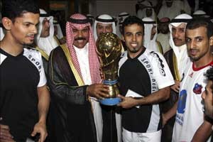 سمو ولي العهد الشيخ نواف الاحمد مسلما الكاس الى احمد الصبيح برفقة حسين حاكم وبدر العازمي