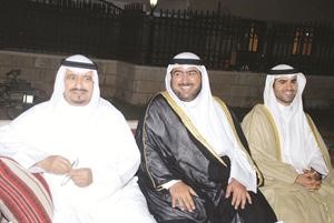 الشيخ ثامر العلي متوسطا الشيخ صباح المحمد وراشد الجويسري﻿