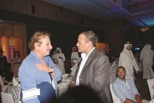 محمد المنصور يشرح لنائب رئيس قسم الفن الزميل عبدالحميد الخطيب كيف اصيب في كتفه