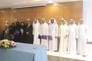 احمد عبده يتوسط الخريجيين من الدورة﻿