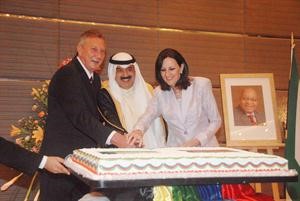 خالد الجارالله يشارك سفير جنوب افريقيا وعقيلته قطع كعكة الحفل	 محمد ماهر﻿