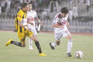 نجم الزمالك حسين ياسر يمر من مدافع المقاولون في مباراة سابقة