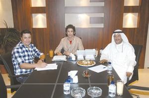 ضيف ديوانية الانباء عبدالرحمن عواد السربل يتوسط الزميلين مبارك الخالدي واحمد حسين 											حسن حسيني﻿