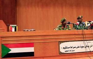 نائب رئيس الاستخبارات السوداني صديق عمر حسن خلال مؤتمر صحافي في الخرطوم امس	اپ﻿