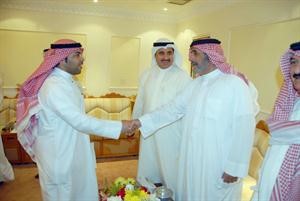 الشيخ احمد صباح السالم مصافحا الزميل هاني الظفيري﻿