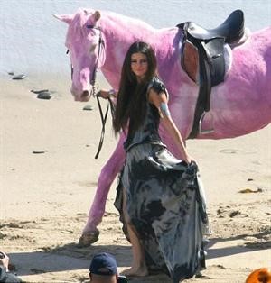 ﻿سيلينا مع حصانها الوردي﻿