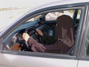 سعوديات يهددن باستخدام الأسلحة البيضاء في حال التعرض لهن وهن يقدن السيارات