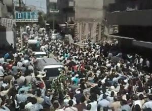 صورة من الانترنت توضح حشودا غفيرة خلال تشييع قتلى الاحتجاجات في مدينة حمص
﻿
