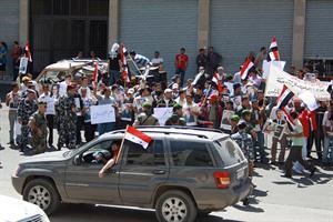 اعتصام لسوريين مؤيدين للاسد في منطقة البقاع اللبنانية امس	محمود الطويل﻿