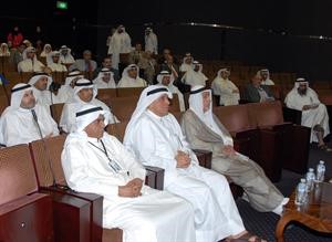 عبدالعزيز العدساني في مقدمة الحضور
