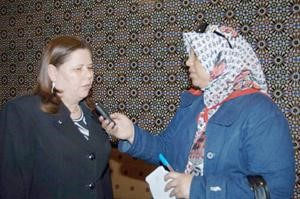 المحامية فدوى البرغوثي تتحدث للزميلة هناء السيدناصر عبدالسيد﻿