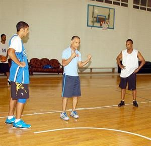 المدرب البحريني سلمان رمضان يقود تدريبات ازرق السلة في مناسبة سابقة
﻿