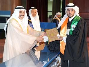 الرئيس جاسم الخرافي مكرما احد الخريجين﻿