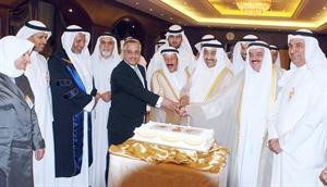 جاسم الخرافي يشارك دعبدالرزاق النفيسي ومحمد الكندري وجواد بوخمسين قطع كعكة الحفل﻿