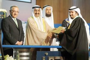 تكريم احد الخريجين﻿