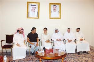 الشيخة شيخة العبدالله مع عدد من المشاركين في المعرض﻿