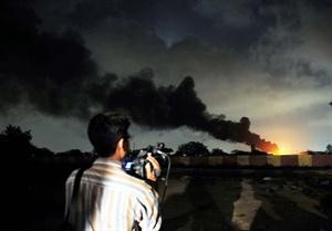 مصور يتابع الاشتباكات بين القوات الباكستانية وطالبان بعد احتلال الحركة لقاعدة بحرية باكستانية في كراتشي 	افپ﻿