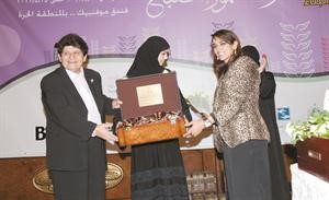 هند الناهض تتسلم درع تكريم مها الغنيم