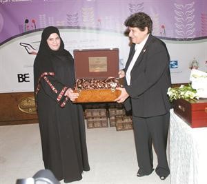 هيا الزيان تتسلم تكريم ايمان الحميدان