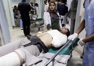 صورة لجرحى مستشفى طرابلس اخذت خلال جولة اعلامية نظمتها الحكومة الليبية	 افپ
﻿