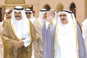 صاحب السمو الامير الشيخ صباح الاحمد لدى مغادرته امس وفي وداعه سمو ولي العهد الشيخ نواف الاحمد وكبار الشيوخ