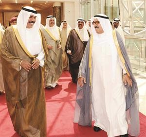 صاحب السمو الامير لدى مغادرته امس وفي وداعه سمو نائب الامير وولي العهد الشيخ نواف الاحمد والشيخ احمد الحمود
