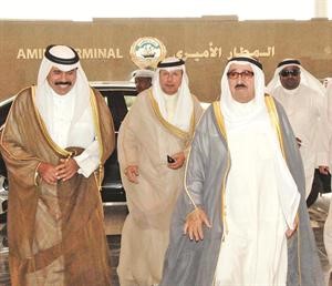 صاحب السمو الامير الشيخ صباح الاحمد لدى وصوله الى المطار الاميري ويبدو سمو نائب الامير والسفير احمد فهد الفهد
