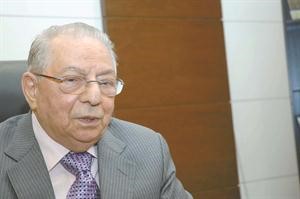النظاراتي «حسن» أسطورة رجل خطّ تاريخ صناعة العدسة بأنامله دون مساعد
