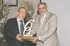 د حسن سعادة يقدم درعا تذكارية لوزير الصحة دهلال الساير
