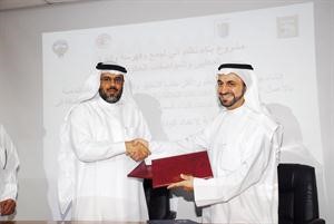 دفاضل صفر خلال تبادل العقد مع ممثل مركز التميز
