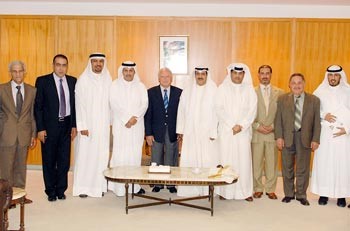 زيد العازمي ورياض الاعور يتوسطان الحضور في حفل التكريم﻿