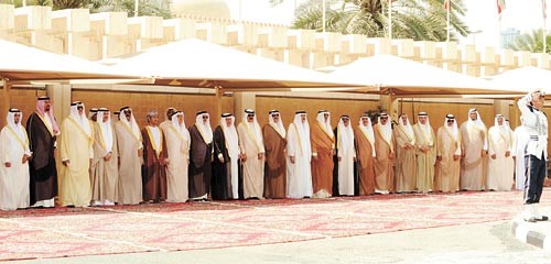 خالد الجارالله وعدد من مسؤولي وزارة الخارجية وسفراء دول الخليج العربية خلال مراسم رفع علم مجلس التعاون الخليجي متين غوزال