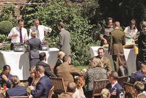 باراك اوباما وديفيد كاميرون يوزعان اللحم المشوي على عدد من الجنود في حديقة 10 داونينغ ستريت وقرينتاهما توزعان البطاطا وسلطة الخضار	رويترز
﻿