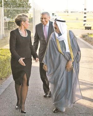 صاحب السمو الامير الشيخ صباح الاحمد لدى وصوله الى لندن