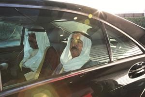 صاحب السمو الامير الشيخ صباح الاحمد والشيخ مشعل الاحمد لدى وصولهما الى مطار هيثرو الدولي
