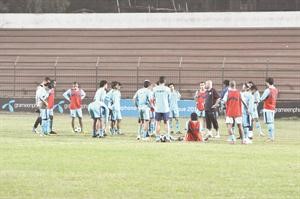 مدرب الازرق الاولمبي ماهر الشمري مع اللاعبين خلال التدريبات
