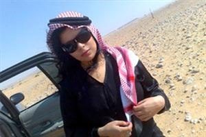الفنانة السعودية مرام عبدالعزيز في لقطة بجانب سيارتها تعود الى العام 2006