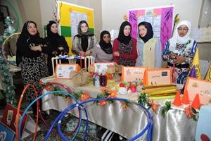 عدد من الطالبات المشاركات في الملتقى