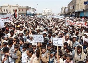 الاف اليمنيين يتظاهرون ضد الرئيس علي عبدالله صالح في صنعاء امس 	افپ﻿