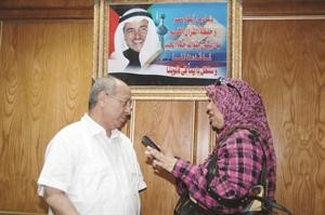 احد المشاركين في حفل التابين متحدثا للزميلة هناء السيد
