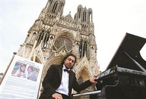 عازف البيانو امام كاتدرائية رينس﻿