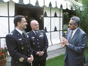 السفير الشيخ جابر الدعيج خلال لقائه الطيارين الايطاليين﻿