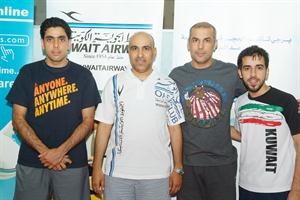 عادل الغريب يتوسط اللاعبين حسين صالح وعبدالله الشمري﻿