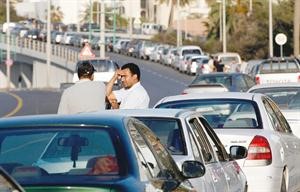 صف من السيارات بطول مئات الامتار ينتظر الحصول على الوقود في طرابلس امس الاول	 اپ﻿