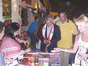 المهدي مفتتحا الجناح التونسي المصاحب للملتقى ﻿