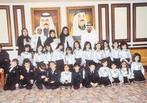 الشيخ علي الجابر في لقطة تذكارية مع قياديات وزهرات روضة القصور