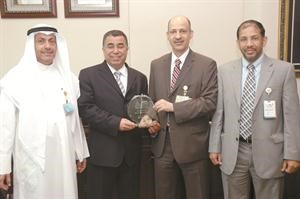 اسعد السعد واحمد الجيماز ومحمد المطيري مع الجائزة﻿