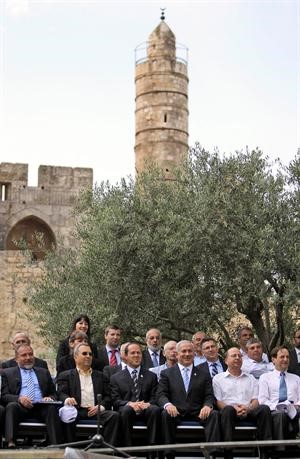 الحكومة الاسرائيلية خلال اجتماعها في قلعة داود لاطلاق الحملةرويترز
